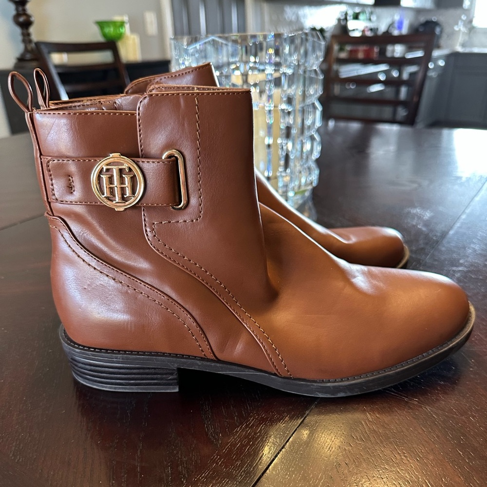 Tommy Hilfiger Women's Ivaide Logo Strap Block Heel Booties. Size 9